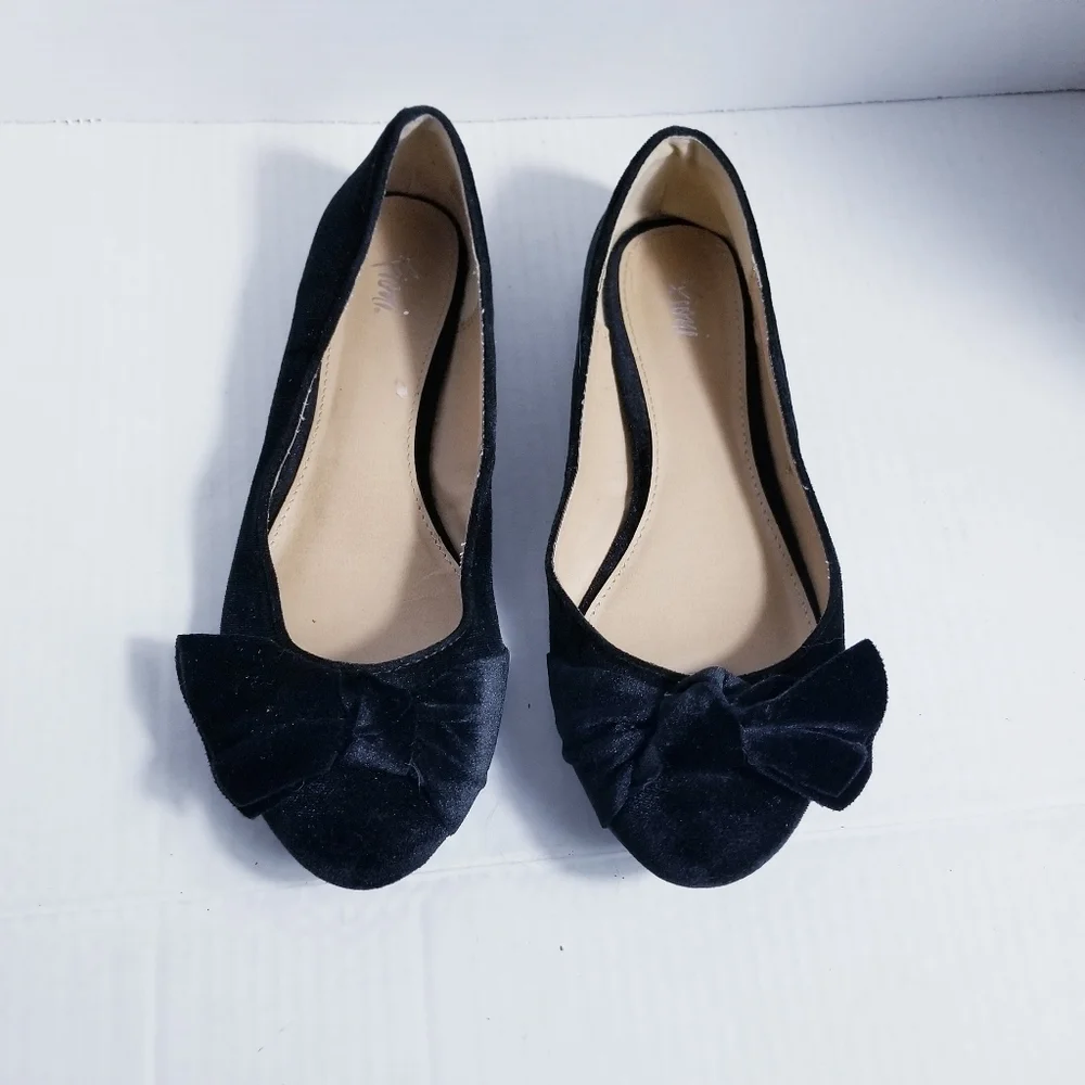FIONI BLACK VELVET FLATS SIZE 7 WIDE